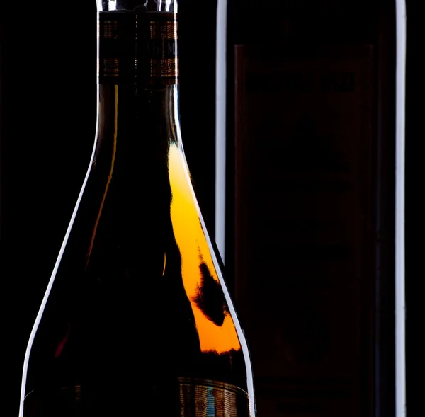 Detalhe da garrafa de vinho no fundo preto — Fotografia de Stock