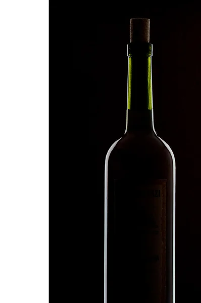 Siyah arka plan üzerine tek şarap şişesi — Stok fotoğraf