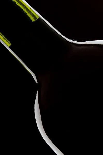 Şarap şişesi siyah arka plan üzerinde detay — Stok fotoğraf