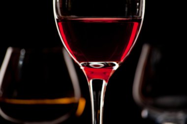 konyak ve şarap gözlük siyah arka plan üzerine