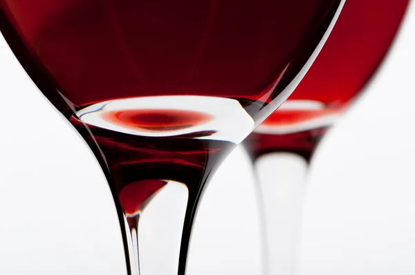 Dois copos de vinho no fundo branco — Fotografia de Stock