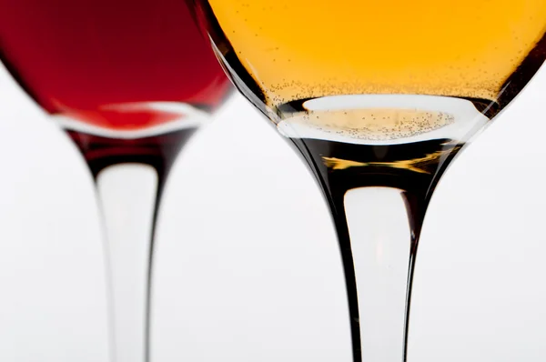 白い背景の上の 2 つのワイングラス — ストック写真