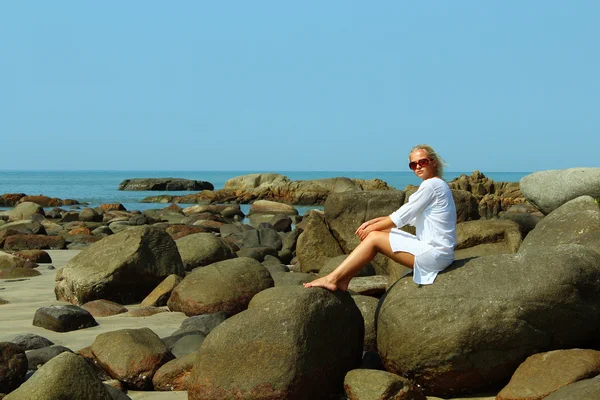 Beauty woman near the sea — Stock Photo, Image