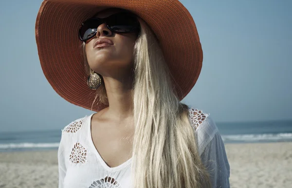 Belleza mujer rubia en la playa en el sombrero — Foto de Stock