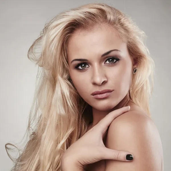 Porträt der Schönheit blonde Frau — Stockfoto