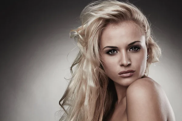 Portret van mooie inschrijving blonde vrouw — Stockfoto