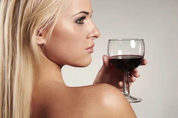 Mulher loira beleza com vinho tinto — Fotografia de Stock