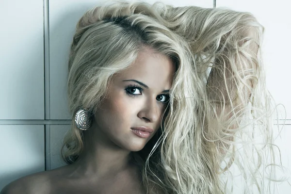 Skönhet ung blond kvinna — Stockfoto