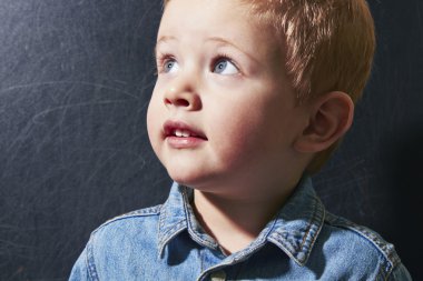 3 yaşında gülümseyen çocuk portresi
