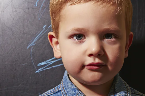黒板の近くの 3 歳児 — ストック写真