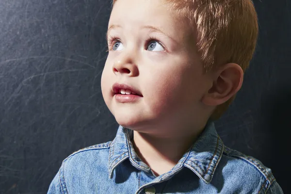 Retrato de criança sorridente de 3 anos — Fotografia de Stock