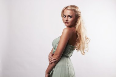 Güzellik içinde şirin sarışın kadın