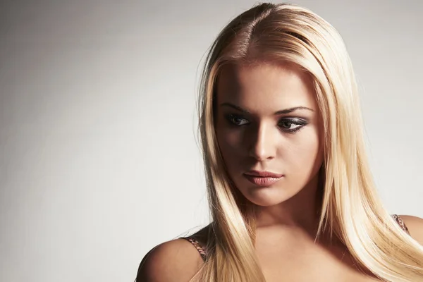 Portret wrażliwe piękny blond kobieta — Zdjęcie stockowe