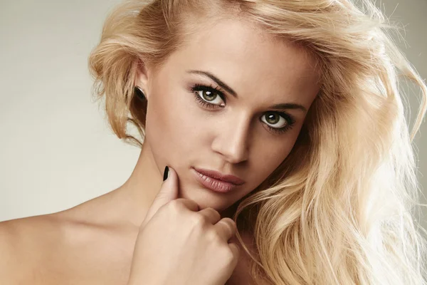 Vacker blond kvinna lutade sig på armen — Stockfoto