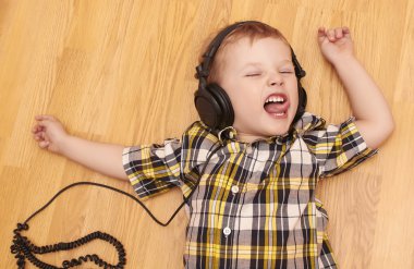 3 yaşında çocuk müzik kulaklık dinleme