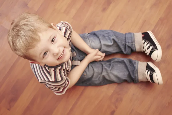 Moda lindo niño en el suelo — Foto de Stock