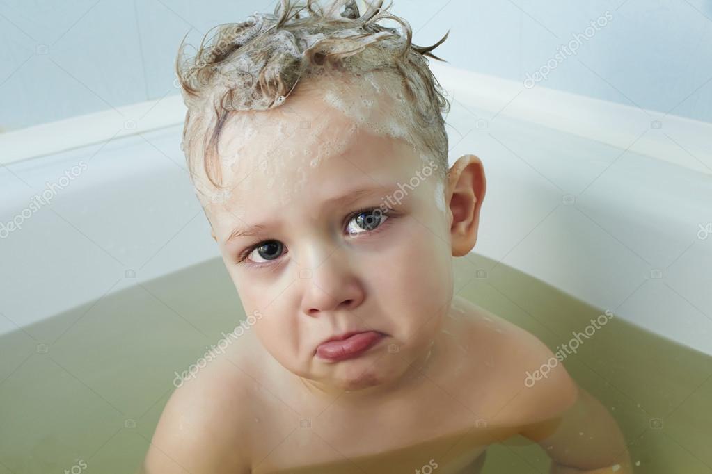 Chorando Criança No Banheiro — Fotografias De Stock © Eugenepartyzan 24004167