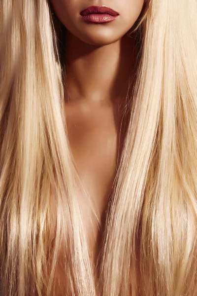 Lèvres et cheveux de beau modèle blond. barbi fille — Photo