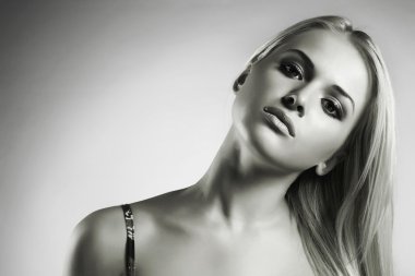 güzel sarışın kadın makyajlı. metni buraya