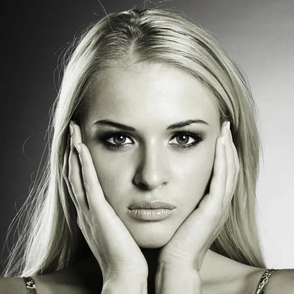 Retrato de mulher loira bonita — Fotografia de Stock