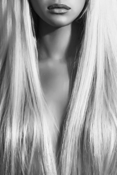 Lips and hair of beautiful blond model. barbi girl — Stock Photo, Image