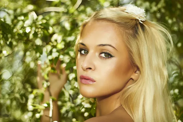 Schöne blonde Frau mit Apfelbaum. Blumen — Stockfoto