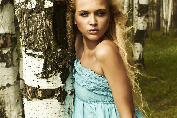 Vacker blond kvinna i skogen. flygande hår — Stockfoto