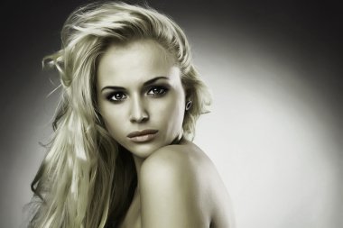 hermosa mujer rubia dulce