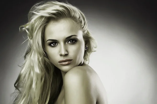 Vacker söt blond kvinna — Stockfoto