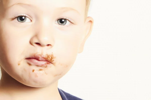 Retrato de criança. menino com cara suja de chocolate — Fotografia de Stock