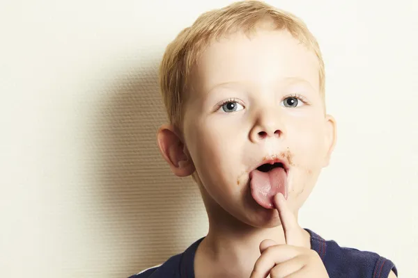 Kind. Kid jongen met de chocolade vuile gezicht — Stockfoto