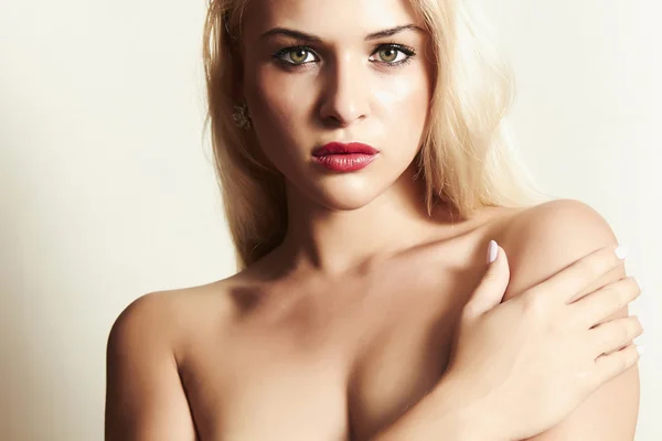 Sexy piękne blond kobieta z czerwonymi ustami — Zdjęcie stockowe