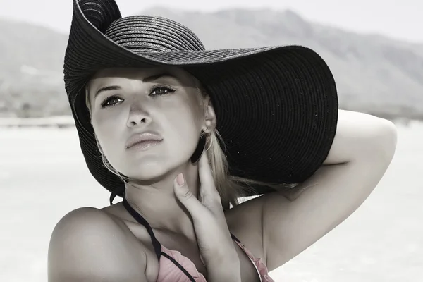 Mulher loira bonita em chapéu preto — Fotografia de Stock