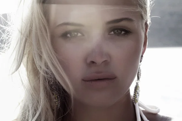 Hermosa mujer rubia en la playa. luz en la face.sunset —  Fotos de Stock