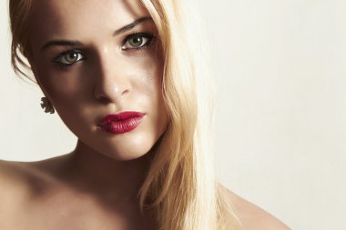güzel sarışın kadın kırmızı dudaklar