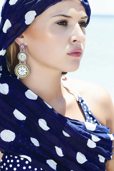 Mulher bonita em um xale azul na praia — Fotografia de Stock