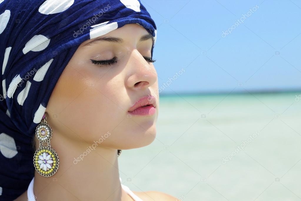Девушки на пляже (эротика)
