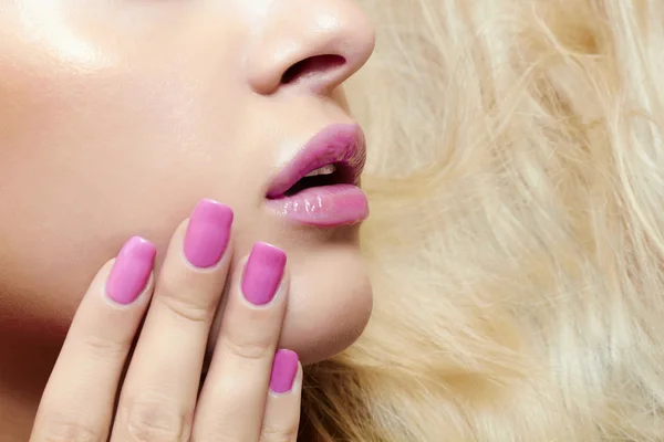 Los labios, las uñas y el cabello de la hermosa chica rubia . — Foto de Stock