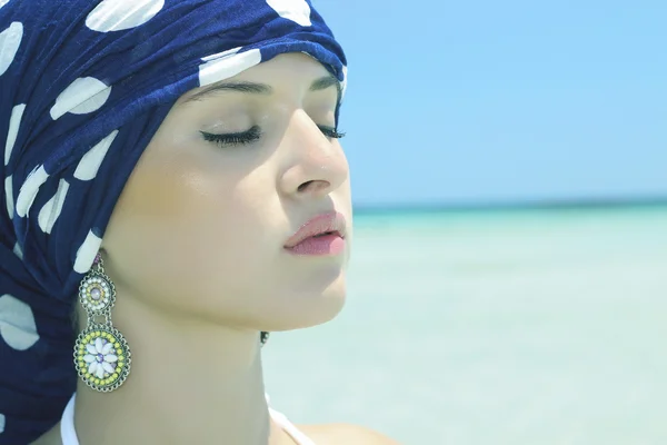 Beautiful woman in a blue shawl on the beach. arabic style — Stock Photo, Image