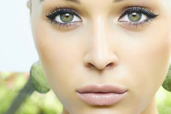 Menina loira bonita com olhos verdes. Mulher de beleza. natureza — Fotografia de Stock