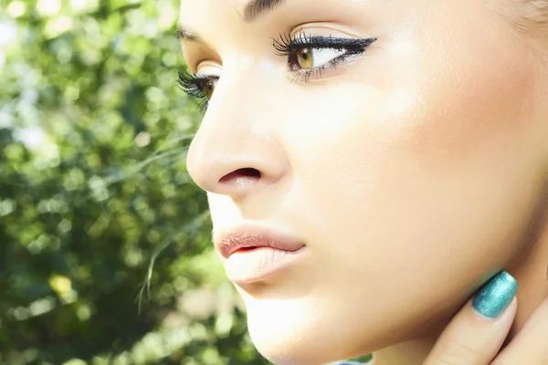 Menina bonita com olhos verdes. Mulher de beleza. natureza — Fotografia de Stock