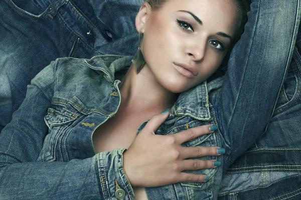 Chica hermosa moda. jeans vaqueros desgaste. mujer de belleza —  Fotos de Stock