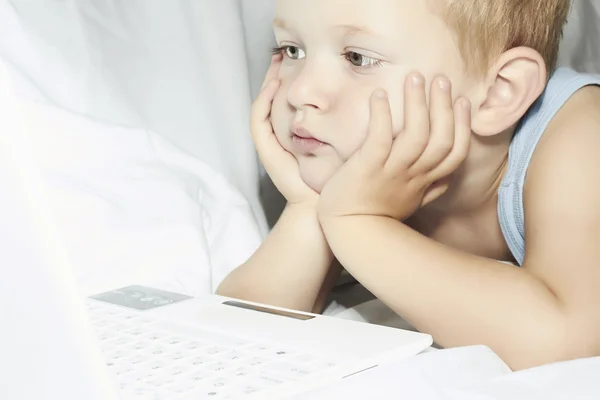 Gyerek laptop. 4 éves fiú — Stock Fotó