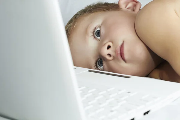 Gyerek laptop. 4 év régi fiú figyeli a számítógép — Stock Fotó