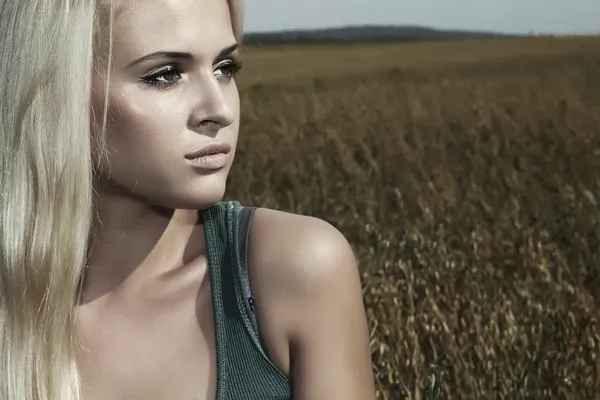 Vacker blond flicka på field.beauty woman.nature bakgrund — Stockfoto