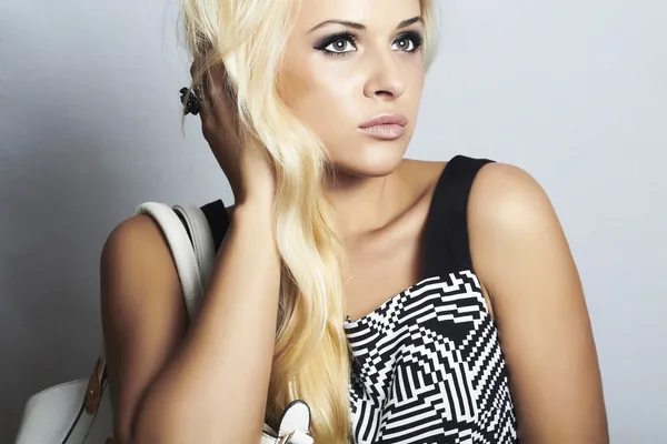 Fashionabla vacker blond kvinna med med handväska. shopping — Stockfoto