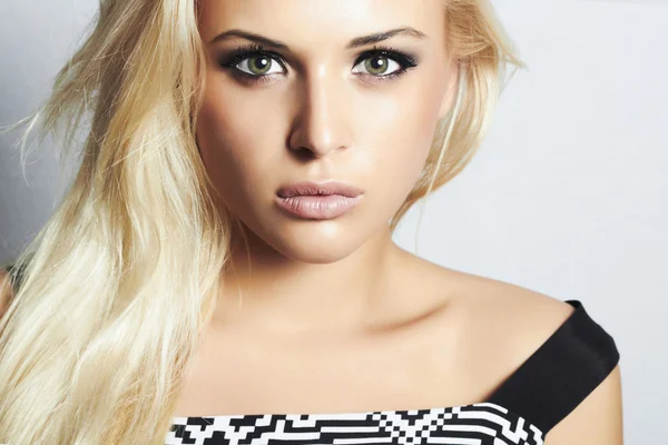 Vackra mode blond kvinna i dress.beauty girl.make-upp — Stockfoto