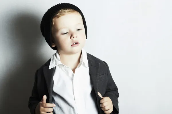 Fashionabla liten pojke i cap.stylish kid. mode barn — Stockfoto