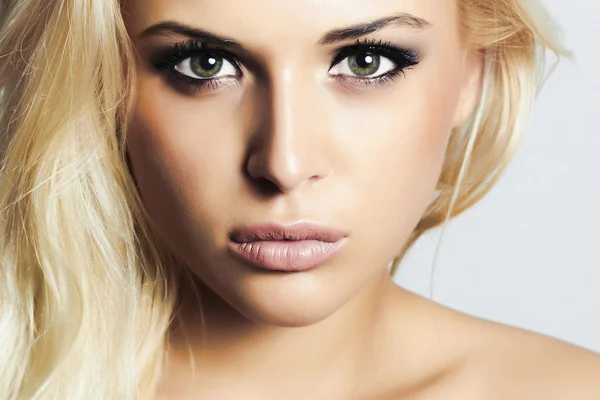 Vacker blond tjej med gröna eyes.woman.professional make-up — Stockfoto