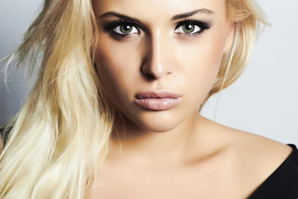 Vacker blond tjej med gröna eyes.woman.professional make-up — Stockfoto